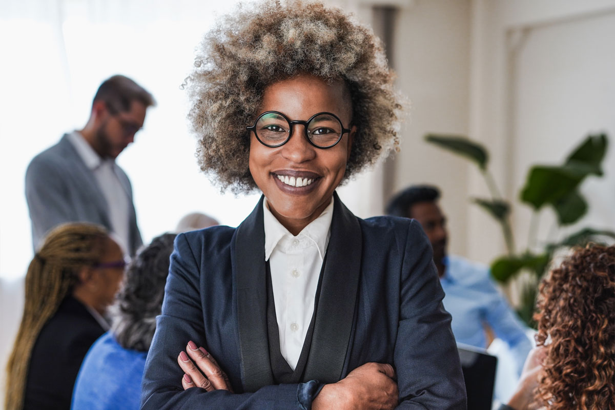 mujer mayor de negocios sonriendo a cámara