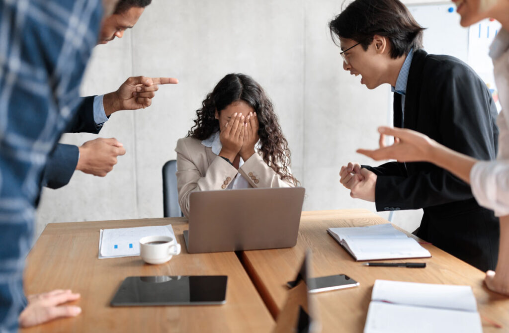 mujer víctima de los gritos de sus compañeros de negocio