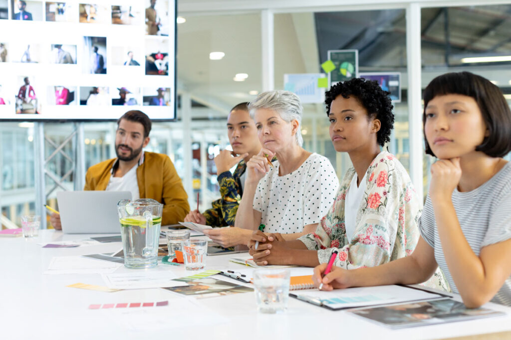 personas atendiendo en una reunión de empresa coworking