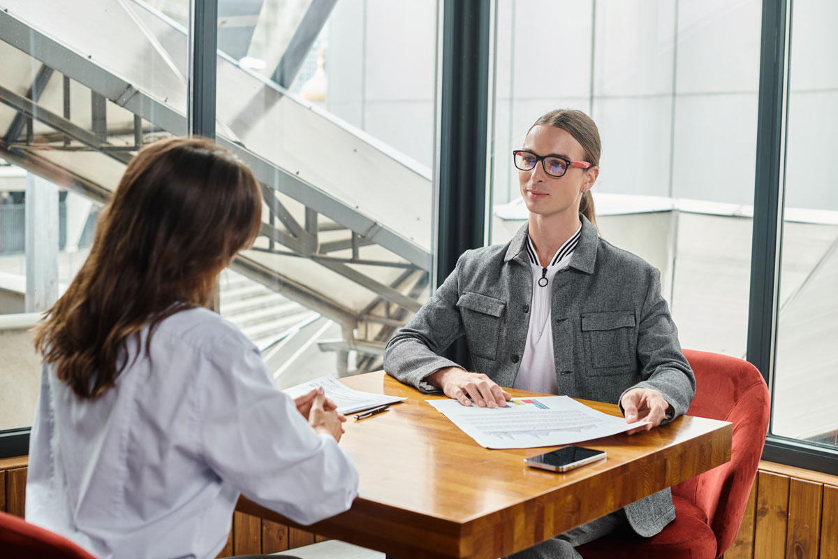 personas hablando en una reunión empresarial